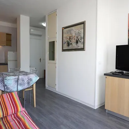 Excellent Flat With Ac, Shared Pool And Parking *