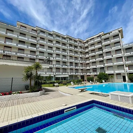 Apartment Excellent Flat With Ac, Shared Pool And Parking